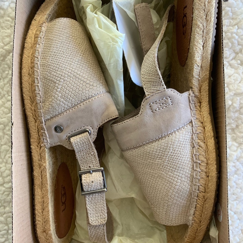 Ugg sandals size 7